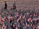 Lidé procházejí polem 33 tisíc amerických vlajek vysázených v bostonském parku