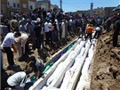 Obyvatelé msta Húlá pohbívají své mrtvé (27. kvtna 2012)