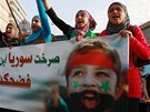 Islamisté a syrtí uprchlíci pi protestu proti masakru v Húlá v libanonském