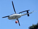 Vrtulník nad lesním poárem u Bzence na Hodonínsku. Plameny zasáhly a 200...
