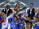 TAK JSME TO DOKÁZALI! Nadšení fotbalisté Chelsea zvedají nad hlavu trofej pro