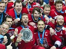 TO JSOU ONI. eský hokejový tým si po výhe v boji o bronz uívá radost s...