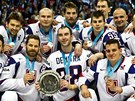 STÍBRO DO NEBE. Sloventí hokejisté v dresech se jménem Pavola Demitry pózují