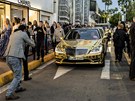 Výraznjí auto, ne zlatý mercedes, u asi pro výjezdy po Cannes neseenete...