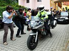 Policejní automobil s Davidem Rathem odjídí z areálu Spiritka v Praze (22.