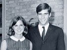 Novomanelé Ann a Mitt Romneyovi krátce po svatb (1965)