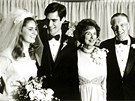 Mitt Romney na svatební fotografii s manelkou Ann a svými rodii Lenore a