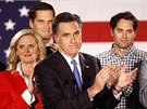 Mitt Romney s manelkou Ann a syny bhem volebního shromádní v Iow (3. ledna