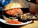 Hamburger s grilovaným lilkem
