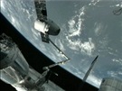 První soukromá kosmická lo Dragon je pipravena k zakotvení u ISS. (25.5.2012)