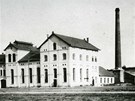 Více ne sto let starý snímek pivovaru ve Vrchlabí.