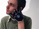Pi telefonování s Glove One zaujímá dotyný rukou zaitou gestikulaci pro...