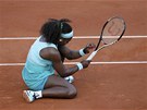NA KOLENOU. Serena WIlliamsová se s dvouhrou na Roland Garros rozlouila...