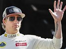 AHOJ MONAKO. Kimi Räikkönen zdraví fanouky ped tréninkem Velké ceny Monaka.