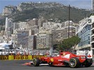KOLEM PÍSTAVU. Fernando Alonso týmu Ferrari pi tréninku na Velku Monaka