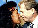 Na snímku Stanislava Peky se Václav Havel vítá maorským pozdravem s jednou z...