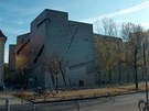 idovské muzeum v Berlín. Pohled na budovu s fasádou plnou jizev.