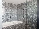 Koupelna syna má typicky pánský ernobílý design. Zdroj: www.mujdum.cz   