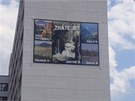 Billboard na boní stn budovy láká k návtv pírodních krás.