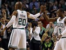 Ray Allen chválí Rajona Ronda, spoluhráe z Bostonu Celtics.