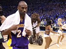 Kobe Bryant z LA Lakers smutn odchází na laviku, zato maskot a roztleskávaky
