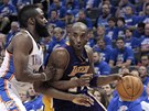 Kobe Bryant z LA Lakers obchází Jamese Hardena z Oklahoma City.