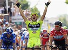 UJEL ÚPLN VEM. Italský cyklista Andrea Guardini se raduje z triumfu v 18.