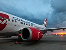 Letadlo SA Boeing 737 - 500 míí z Prahy do Ostravy, kde dostane nový lak.