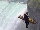 Záchranái vytahují mue, který peil skok do Niagarských vodopád. (22.