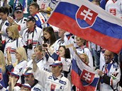 NA ZLATO SA BLÝSKÁ. Slovenští fanoušci povzbuzují svůj národní tým ve finále