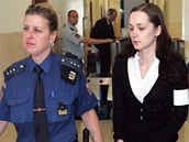 Justiční stráž přivádí Romanu Pítrovou do soudní síně. (29. května 2012)