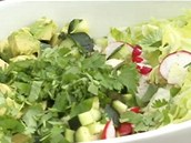 K nadrobno pokrájené zelenině přidejte posekaný čerstvý koriandr, osolte,...