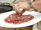 Odleželé plátky masa naskládejte na rozpálený gril.