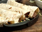 Srolované tortily naskládejte na pánev, na které je dáte na gril zapéct. 