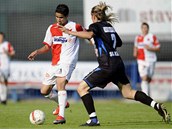 Kladno - Slavia: Tomá� Strnad (vpravo) a Tijani Belaid - Kladenský fotbalista