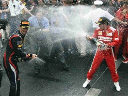 VÁLKA AMPASKÝCH. Piloti formule 1 Mark Webber (vlevo) a Fernando Alonso po...