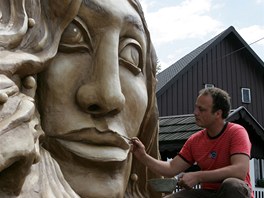 U obce Hluboká na Žďársku vytvořil umělec Michal Olšiak dvoumetrovou sochu