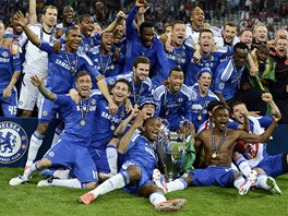 JE TO NAŠE! Hráči Chelsea slaví s pohárem pro vítěze Ligy mistrů finálovou