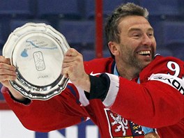 JE MJ. Petr Nedvd se mazlí s pohárem pro tetí celek hokejového mistrovství...