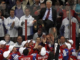 NAD HLAVAMI. Ruští hokejoví reprezentanti vyhazují po finálové výhře nad...