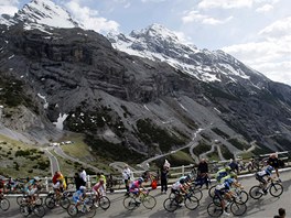 PARÁDNÍ VÝHLED. Pi stoupání do cíle na Passo Stelvio se jezdci i diváci mohli...