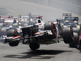 KOLA VE VZDUCHU. Sauber japonského pilota Kamuje Kobajaiho najel krátce po...