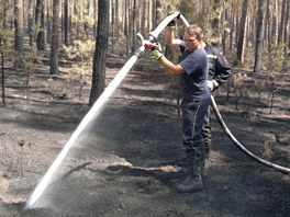 Hasiči z hradeckého kraje pomáhali hasit rozsáhlý požár v Bzenci na Hodonínsku. 