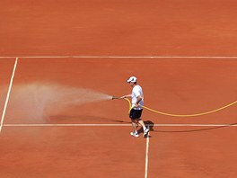 KROPENÍ. Technická eta kropí antukový kurt na Roland Garros.