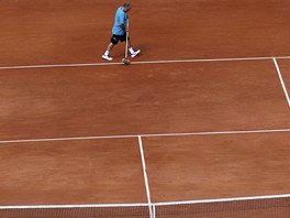ÚPRAVY. áry na antukových dvorcích v areálu Rolanda Garrose musí být dokonale...