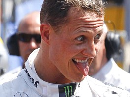 ERT MILIARDÁ. Michael Schumacher slaví triumf v kvalifikaci Velké ceny Monaka.