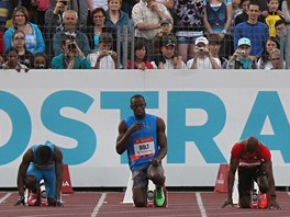 NA STARTU. Usain Bolt v blocích ped stovkou na Zlaté trete. Jamajský blesk...