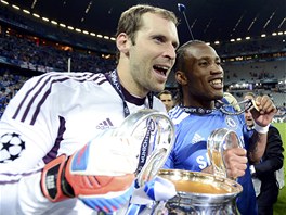 HRDINOVÉ CHELSEA. Branká Petr ech a útoník Didier Drogba si uívají triumf v...