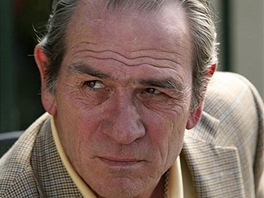 Tommy Lee Jones ve filmu V elektrizující mlze 