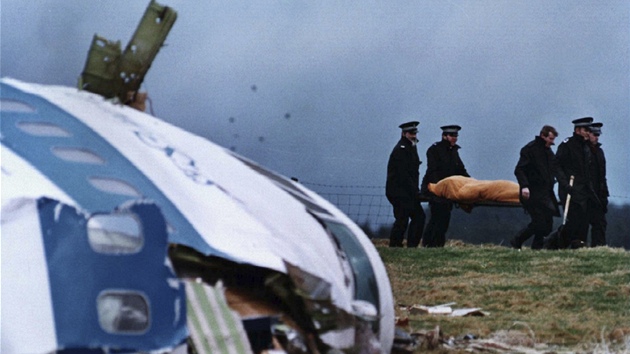 Britští vyšetřovatelé prohledávají trosky zříceného letadla v Lockerbie (23....